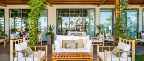 Un espace extérieur aménagé avec des meubles en bois et des plantes en pot.