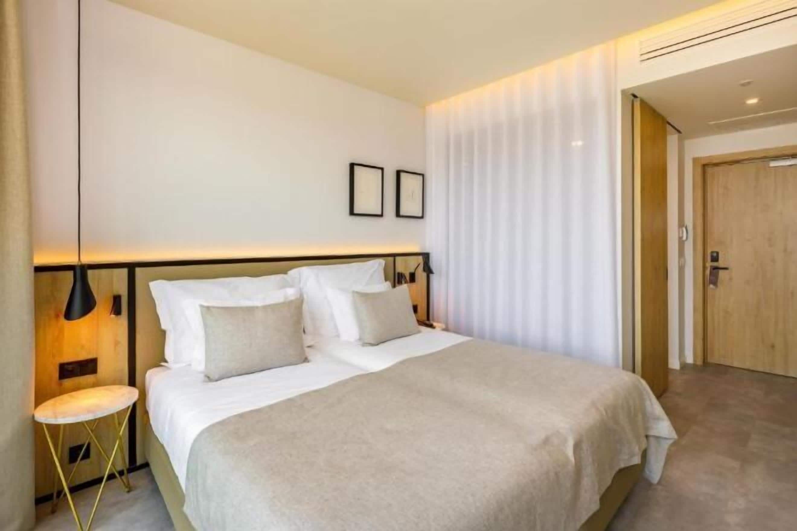 Zimmersafe, Schreibtisch, laptopgeeigneter Arbeitsplatz