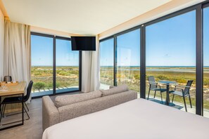 객실 내 금고, 책상, 노트북 작업 공간, 암막 커튼