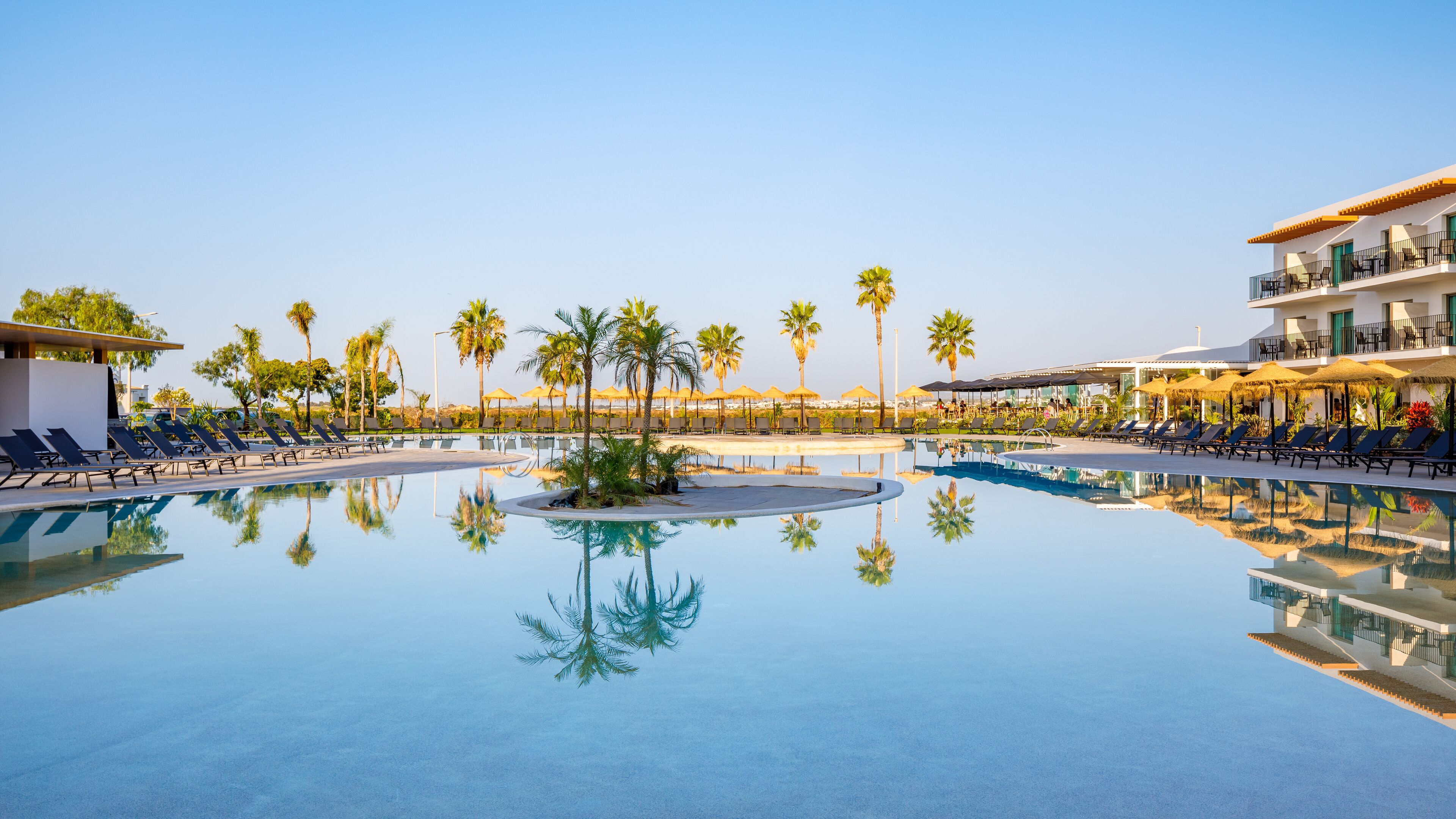 Een binnenzwembad, 2 buitenzwembaden, parasols voor strand/zwembad