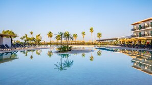 실내 수영장, 2 개의 야외 수영장, 수영장 파라솔, 일광욕 의자