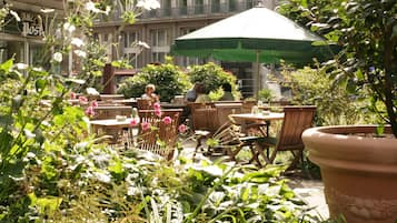 Petit-déjeuner, déjeuner et dîner servis sur place