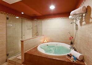 Suite, Sea View | Bathroom | Bathtub, free toiletries, hair dryer, towels - Occidental Jandía Playa (Pajara)