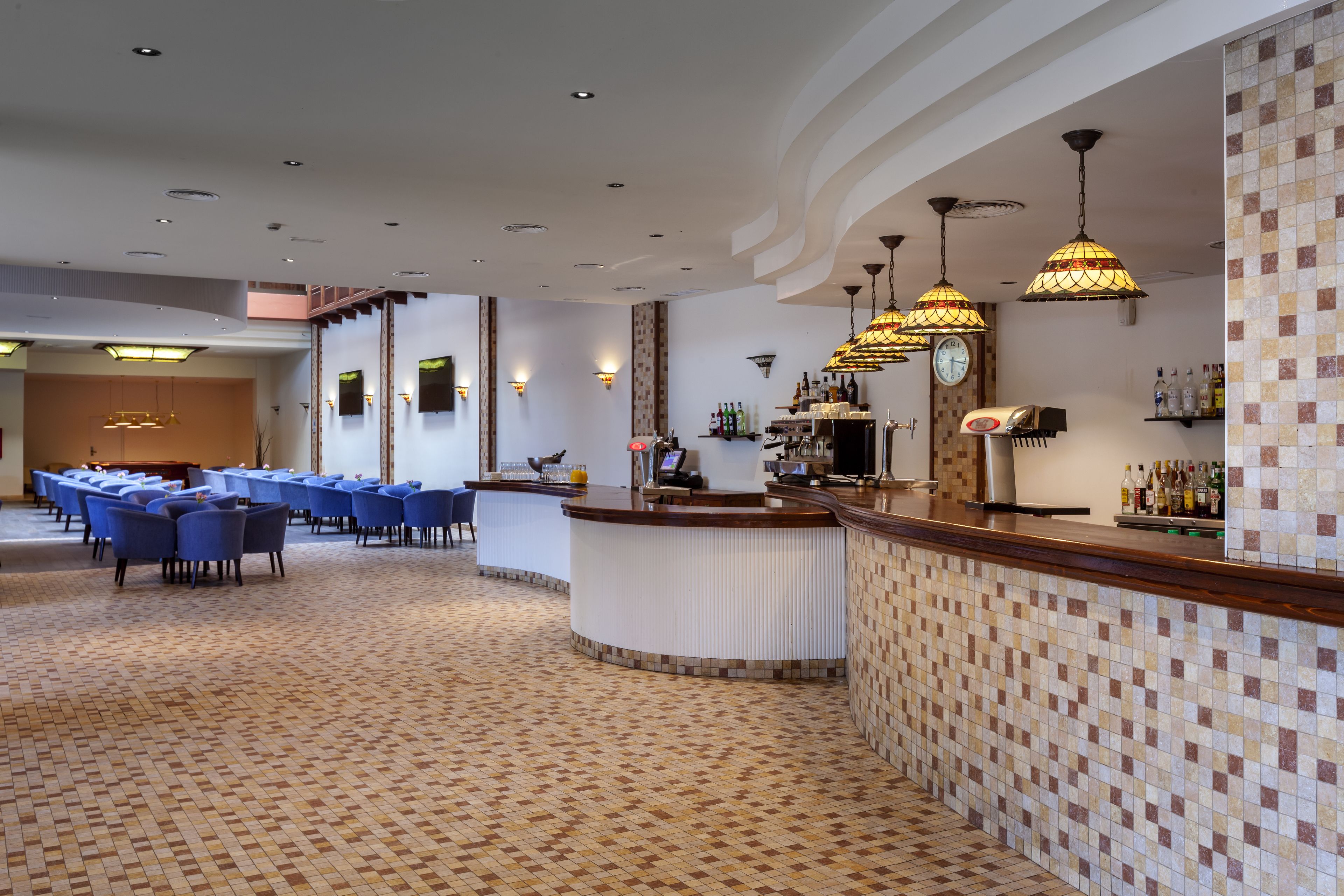 2 bars/lounges, lobby lounge