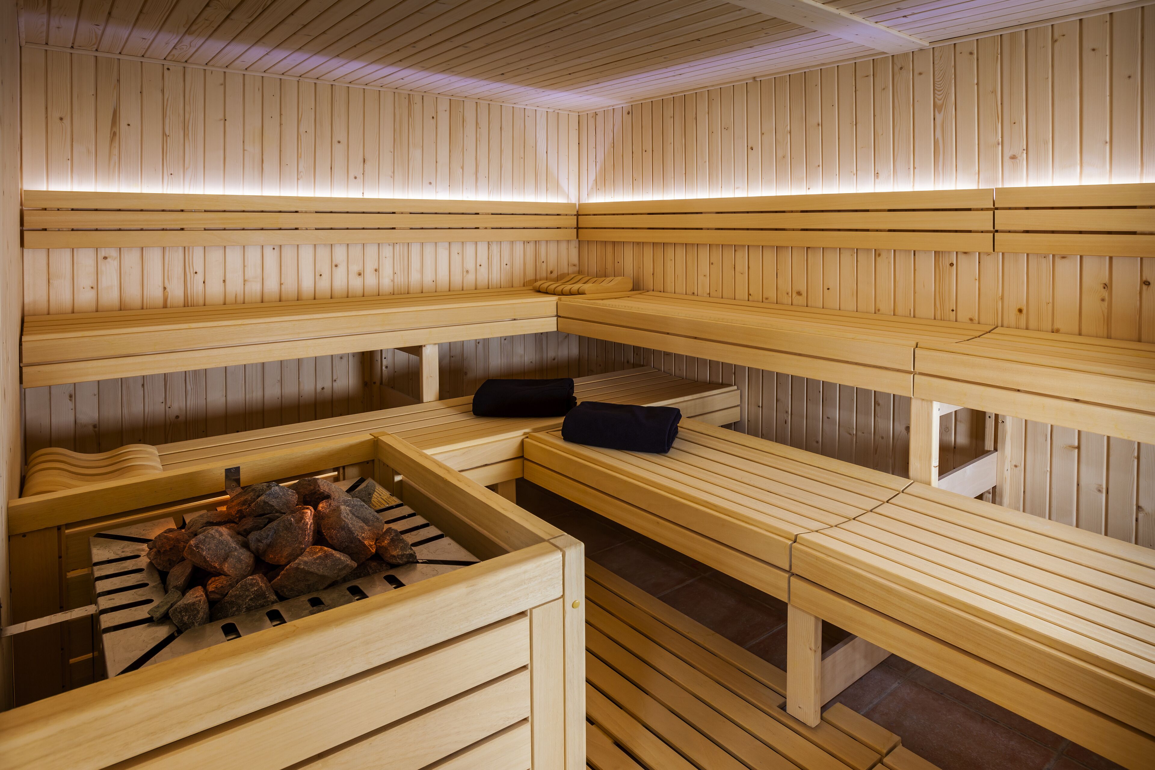 sauna, hot tub, steam room, body treatments, hydrotherapy, aromatherapy