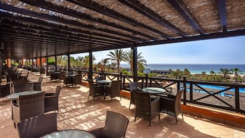 2 bares/lounges, saguão/lounge