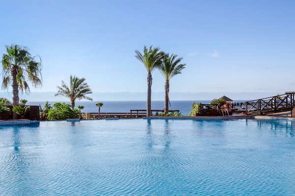 2 outdoor pools