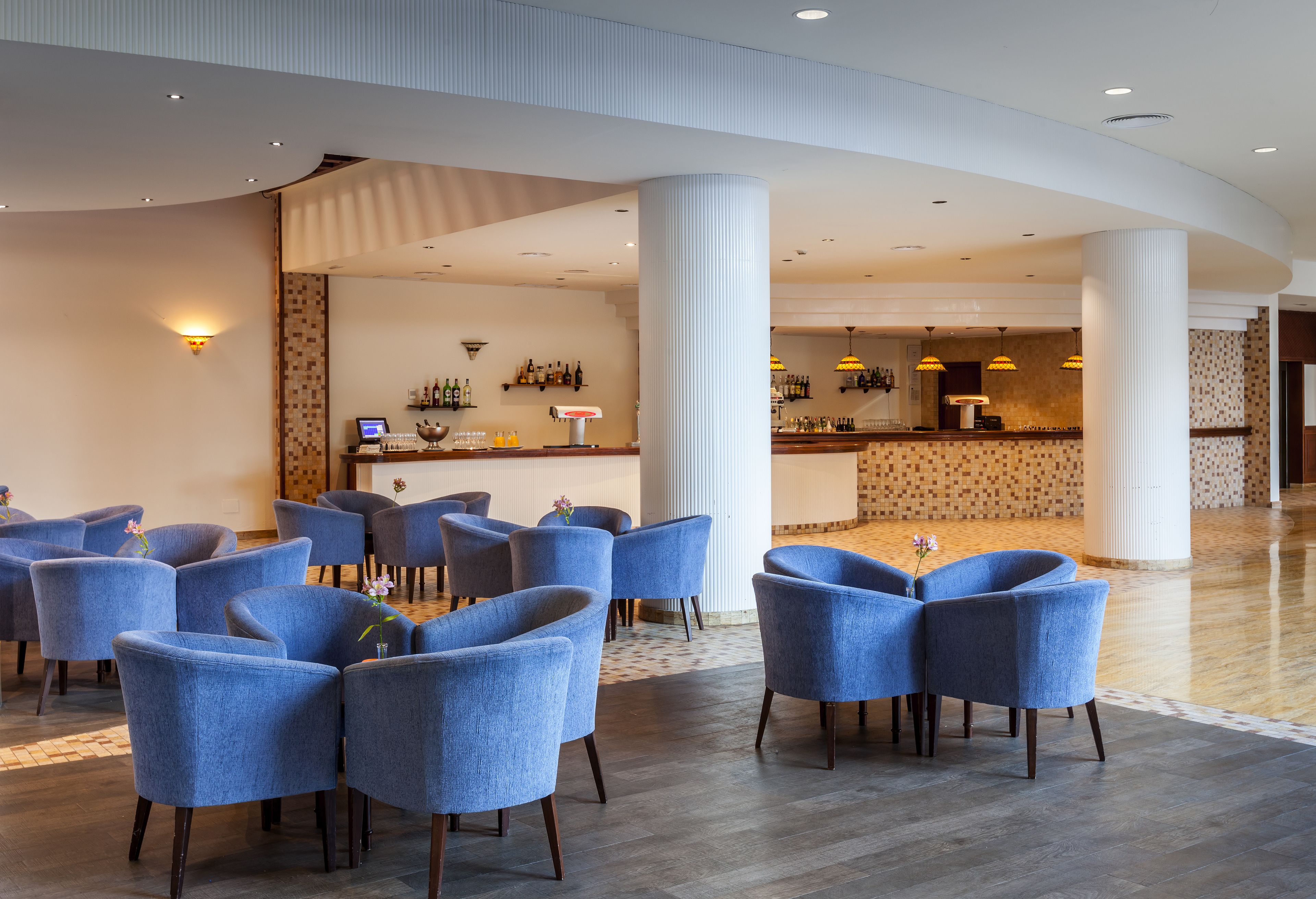 2 bars/lounges, lobby lounge