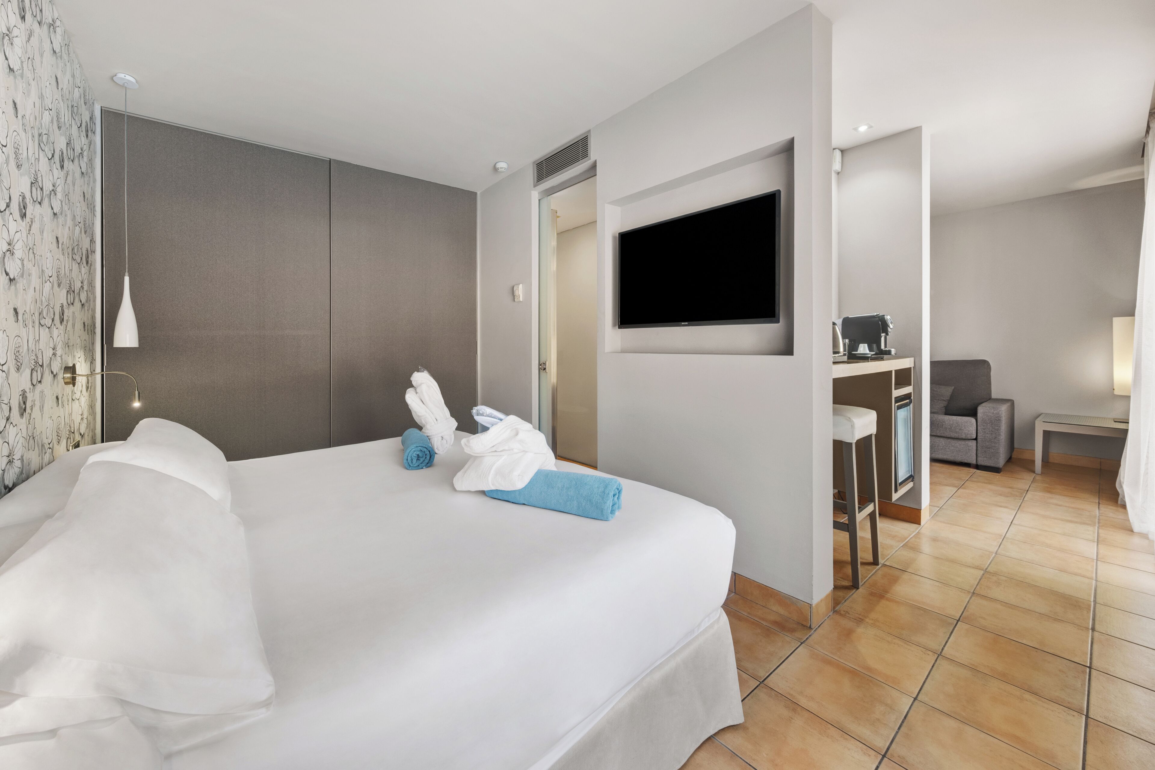 Minibar y caja de seguridad en la habitación 