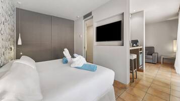 Minibar y caja de seguridad en la habitación