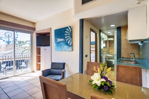 Minibar, caja fuerte, tabla de planchar con plancha y cunas gratuitas