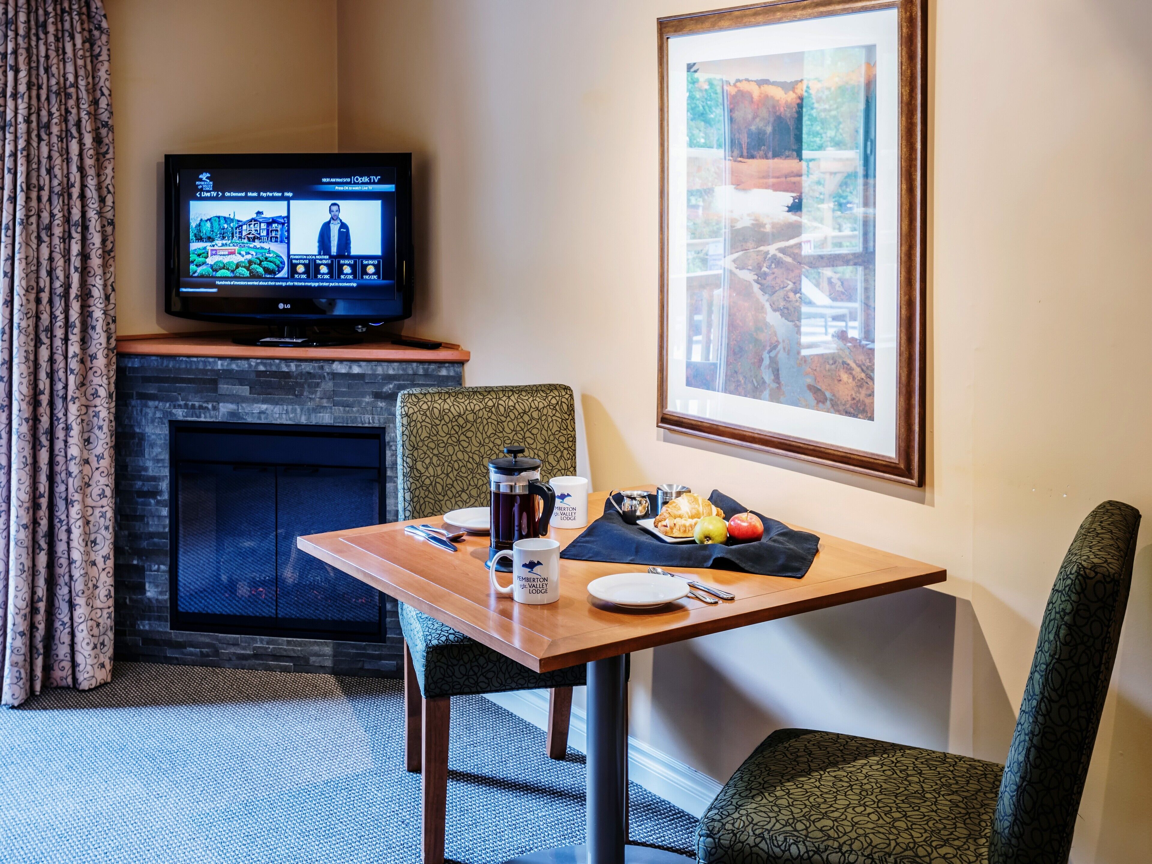 Studio Suite, 1 Queen Bed | In-room safe, desk, blackout drapes, iron/ironing board