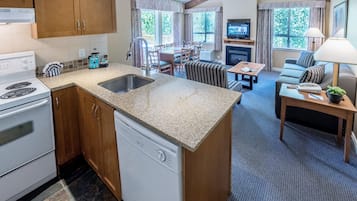 Suite, 2 chambres | Cuisine privée | Réfrigérateur, micro-ondes, plaque de cuisson, cafetière/bouilloire