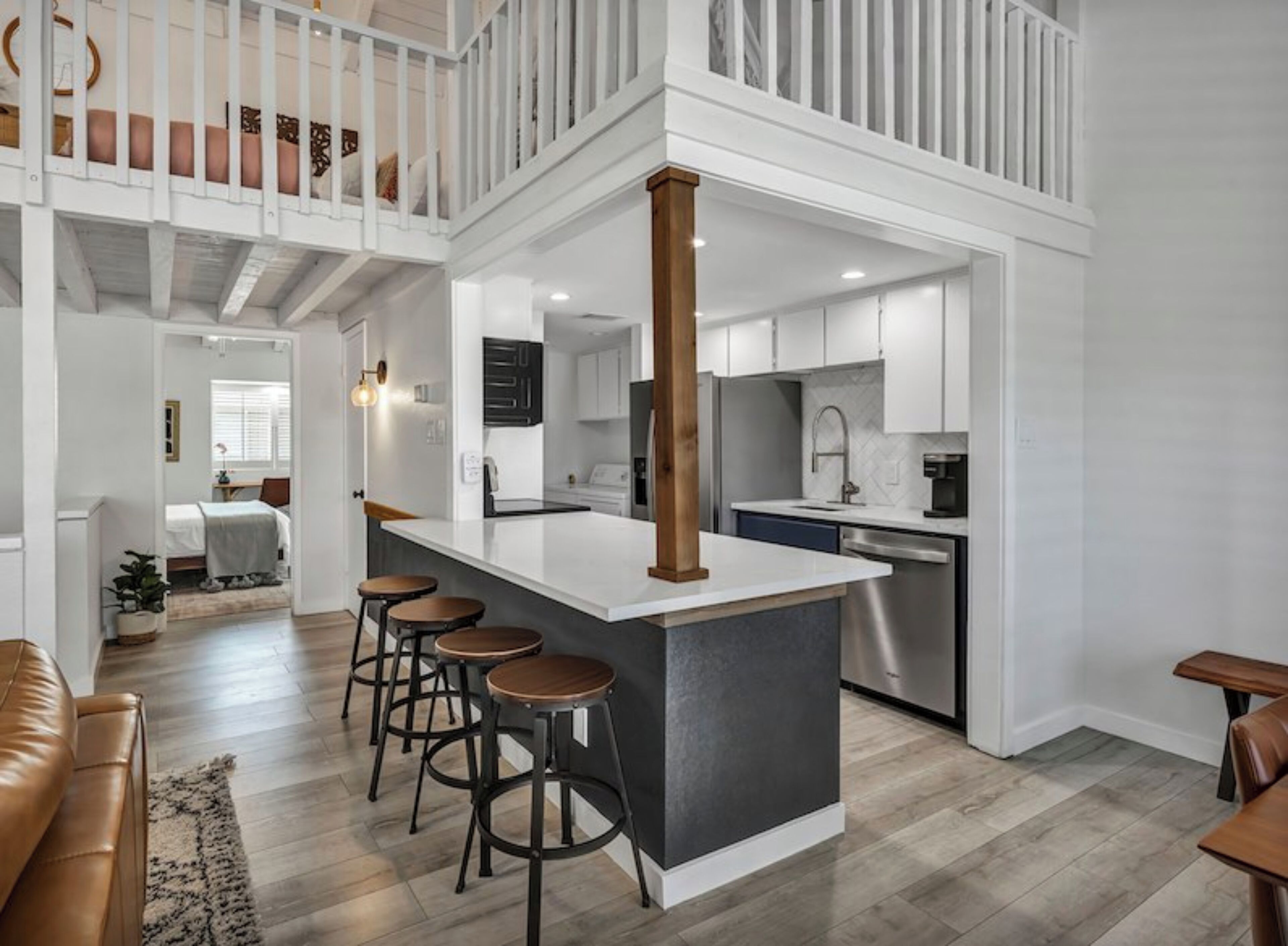 Rom, flere senger | Sengetøy av topp kvalitet, senger med overmadrass og safe på rommet