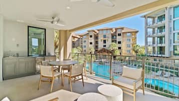 Signature kamer, meerdere bedden | Buiten dineren | 4 restaurants; ze serveren er ontbijt, lunch en diner