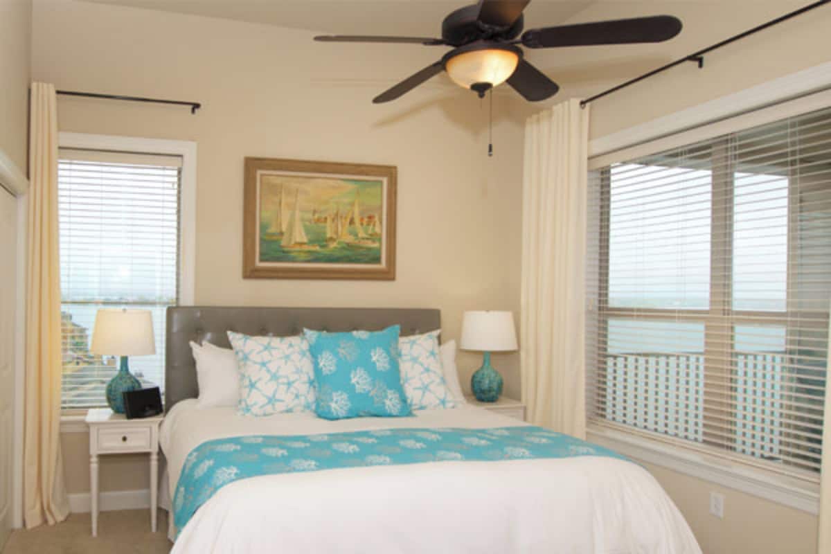 Rom – classic, flere senger | Sengetøy av topp kvalitet, senger med overmadrass og safe på rommet