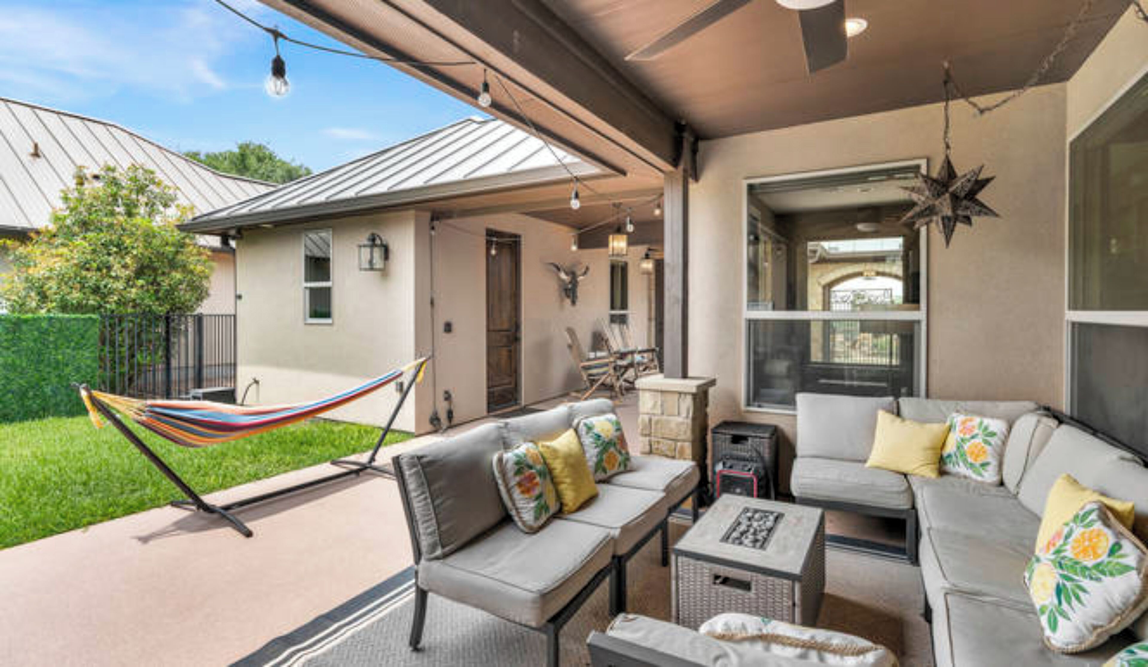 Rom, flere senger | Sengetøy av topp kvalitet, senger med overmadrass og safe på rommet