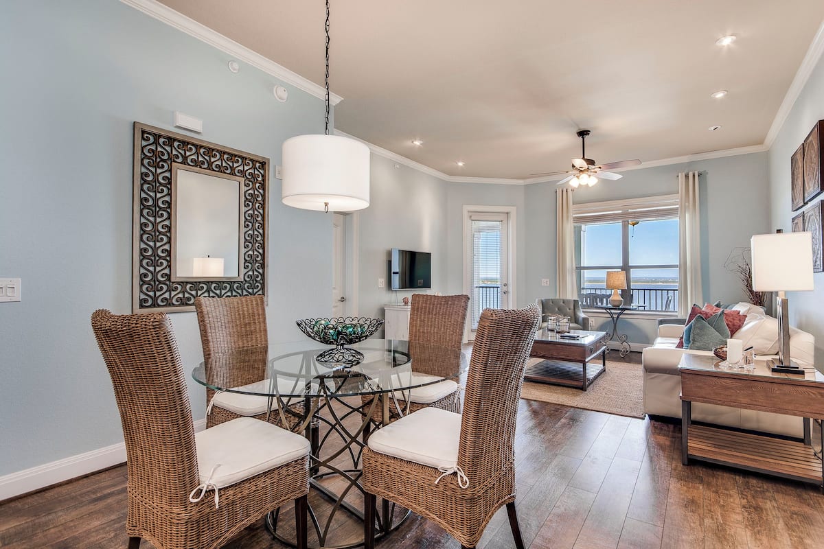 高級寢具、特厚豪華床墊、房內夾萬、書桌