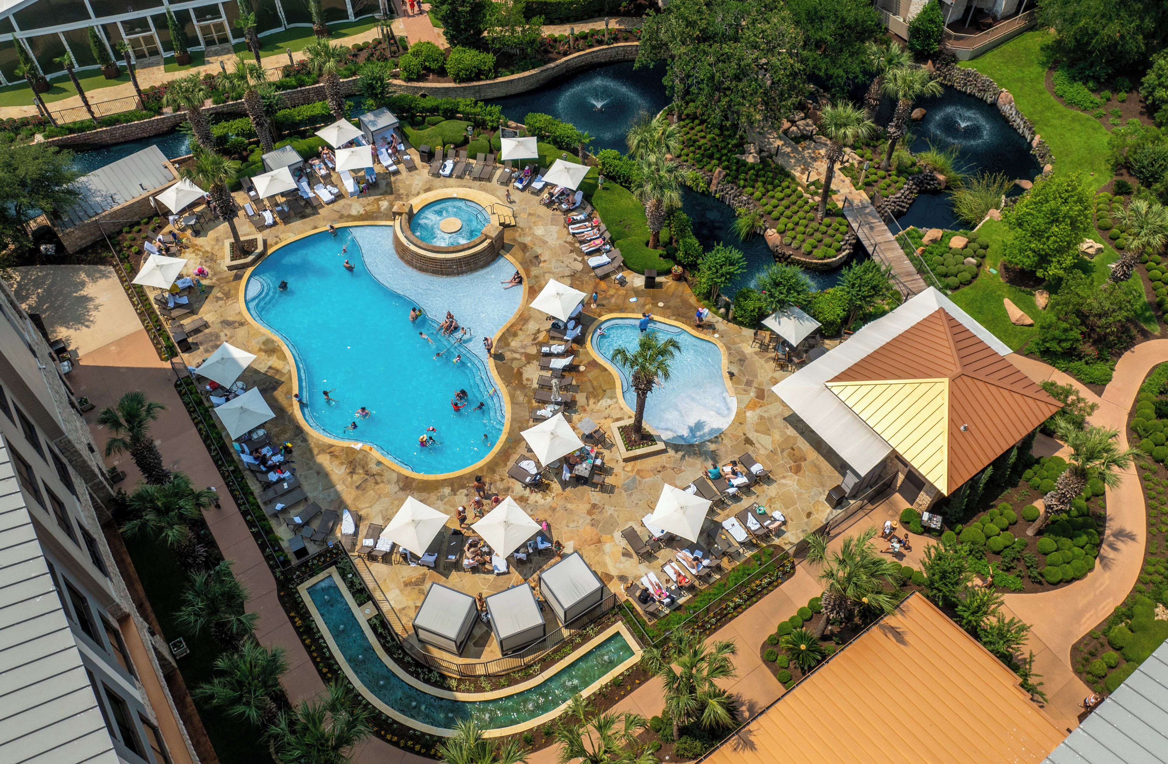 3 piscinas al aire libre, camas de piscina con cargo, sombrillas