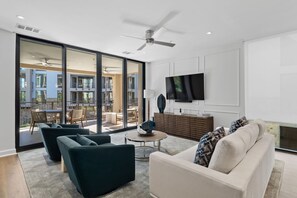 シグネチャー コンドミニアム ベッド (複数台) バルコニー | 高級寝具、ピロートップベッド、セーフティボックス (室内)、デスク