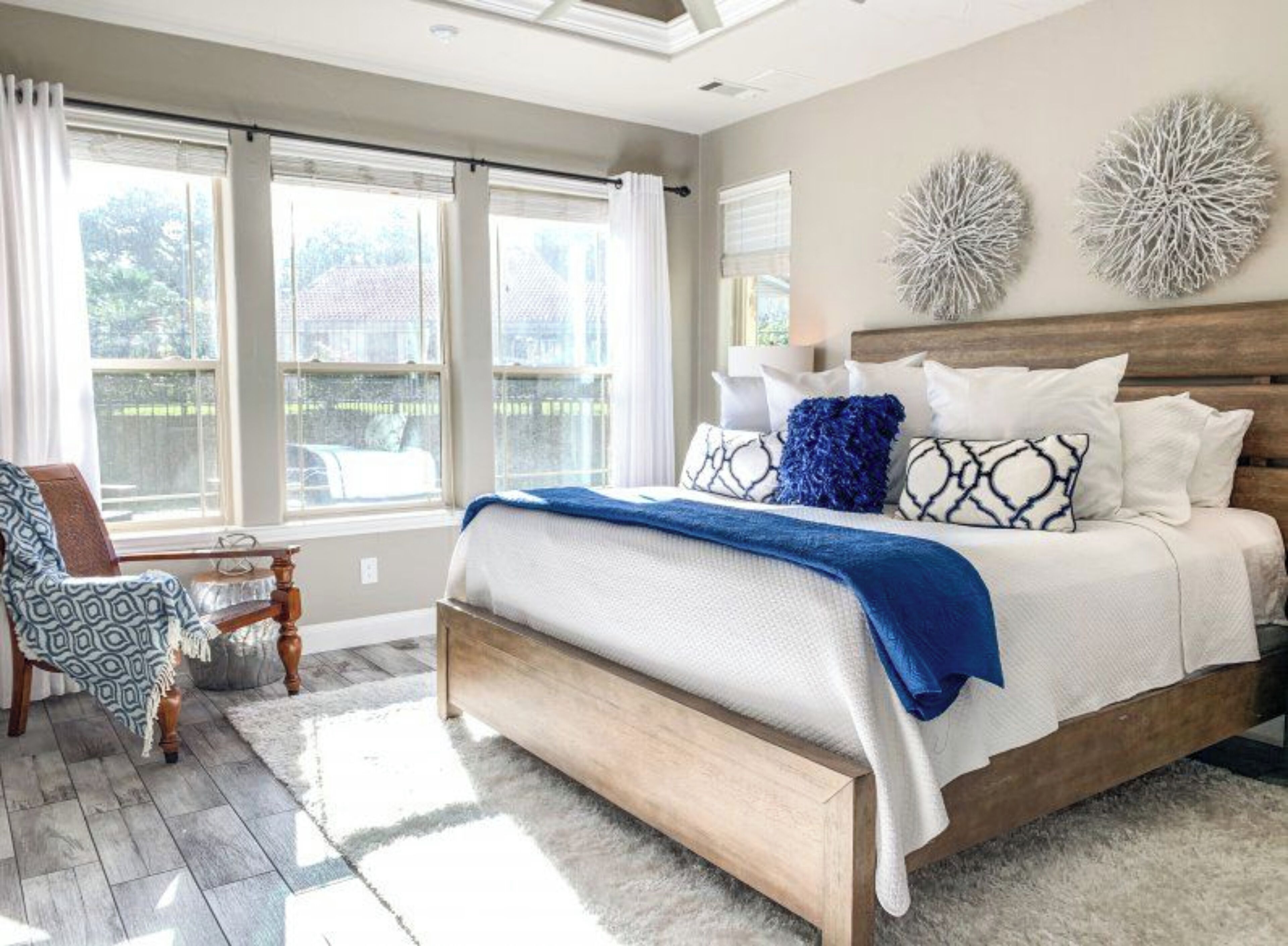 Rom, flere senger | Sengetøy av topp kvalitet, senger med overmadrass og safe på rommet