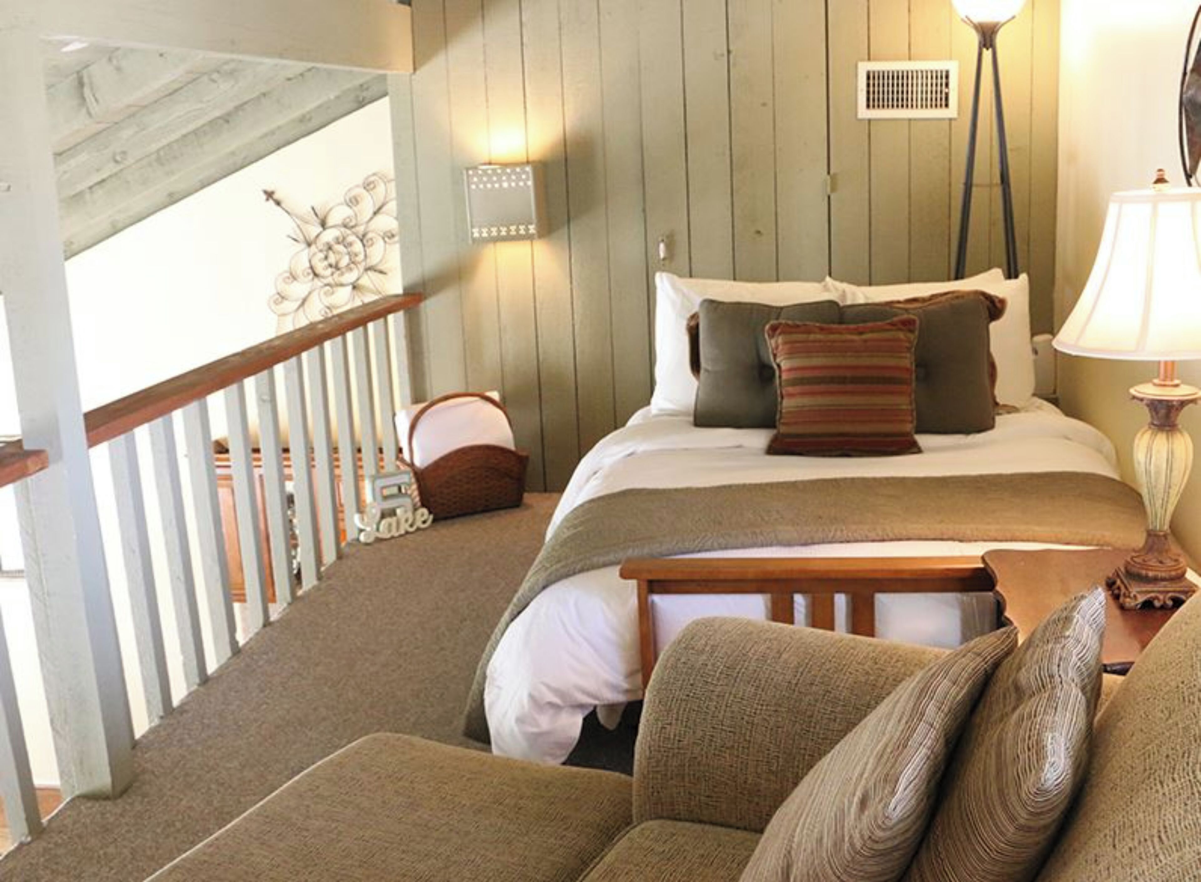 Rom, flere senger | Sengetøy av topp kvalitet, senger med overmadrass og safe på rommet