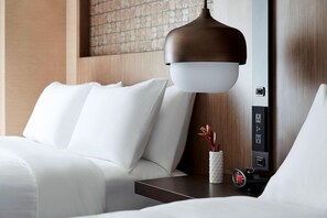 Ropa de cama de alta calidad y caja de seguridad en la habitación