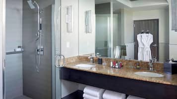 Combined shower/bathtub, designer toiletries, hair dryer, towels