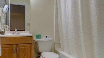 Standard Room | Bathroom | Combined shower/tub, free toiletries, hair dryer, towels
