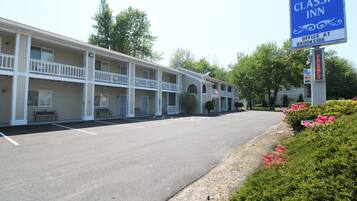 A Classic Inn motel with a sign indicating an office at Brookside.