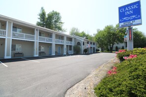 A Classic Inn motel with a sign indicating an office at Brookside.