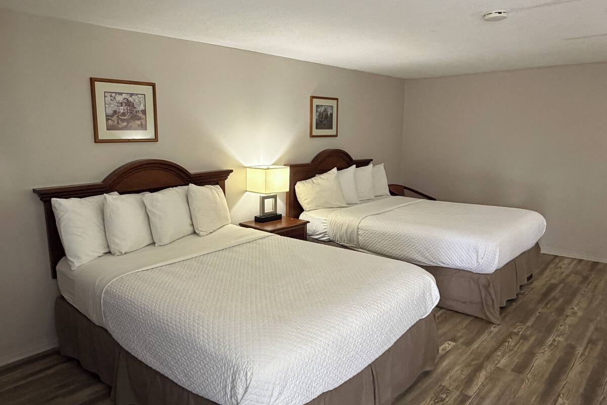 Habitación, 2 camas de matrimonio, no fumadores (Pet Friendly) | Ropa de cama de alta calidad y escritorio