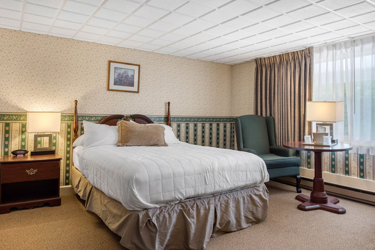 Premium bedding, desk, laptop workspace, free WiFi