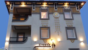 Een gebouw met een receptie, meerdere ramen en decoratieve details.