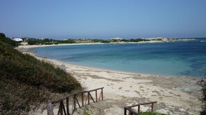 Beach nearby, white sand, sun-loungers, beach umbrellas - Hotel L'Ancora (Santa Teresa di Gallura)