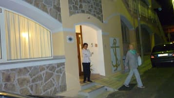 Fassade der Unterkunft – Abend/Nacht