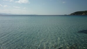 Beach nearby, white sand, sun-loungers, beach umbrellas - Hotel L'Ancora (Santa Teresa di Gallura)
