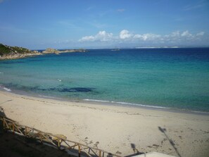 Beach nearby, white sand, sun-loungers, beach umbrellas - Hotel L'Ancora (Santa Teresa di Gallura)