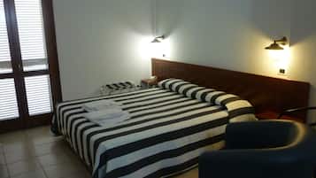 Betten mit Memory-Foam-Matratzen, Schreibtisch, VerdunkelungsvorhÀnge