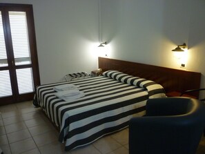 Memory foam beds, desk, blackout drapes, soundproofing - Hotel L'Ancora (Santa Teresa di Gallura)