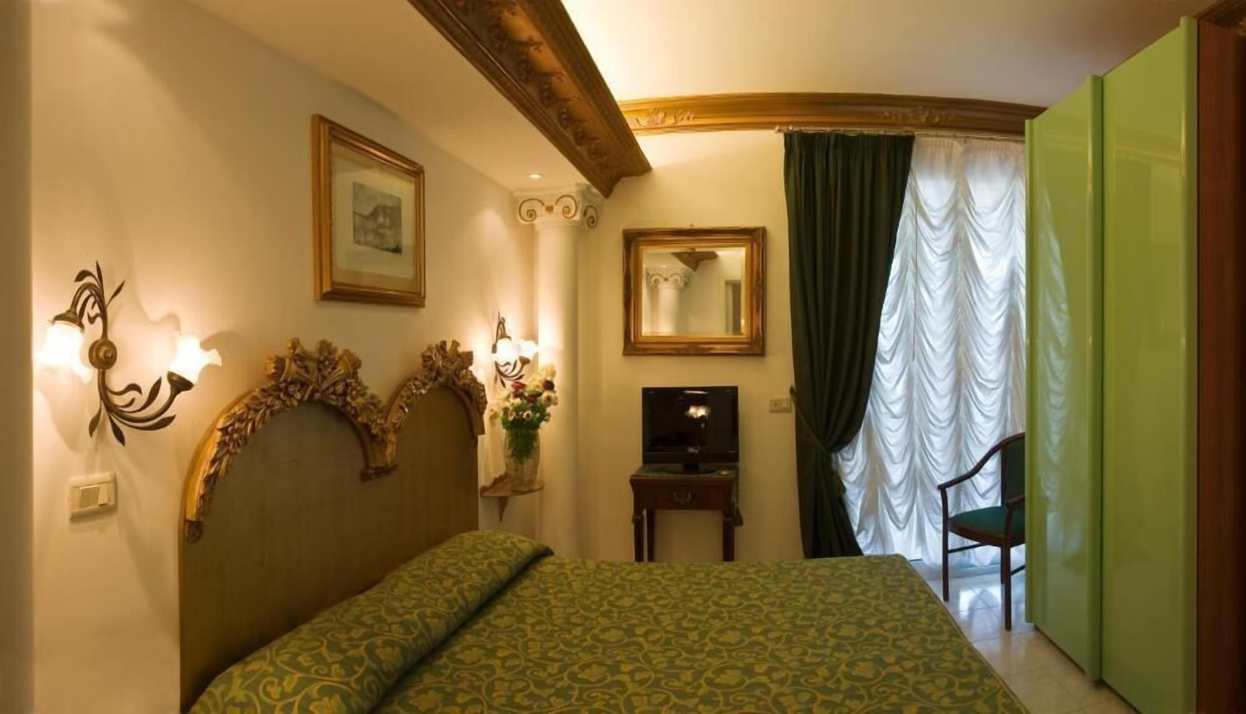 Minibar, coffres-forts dans les chambres, bureau, chambres insonorisées
