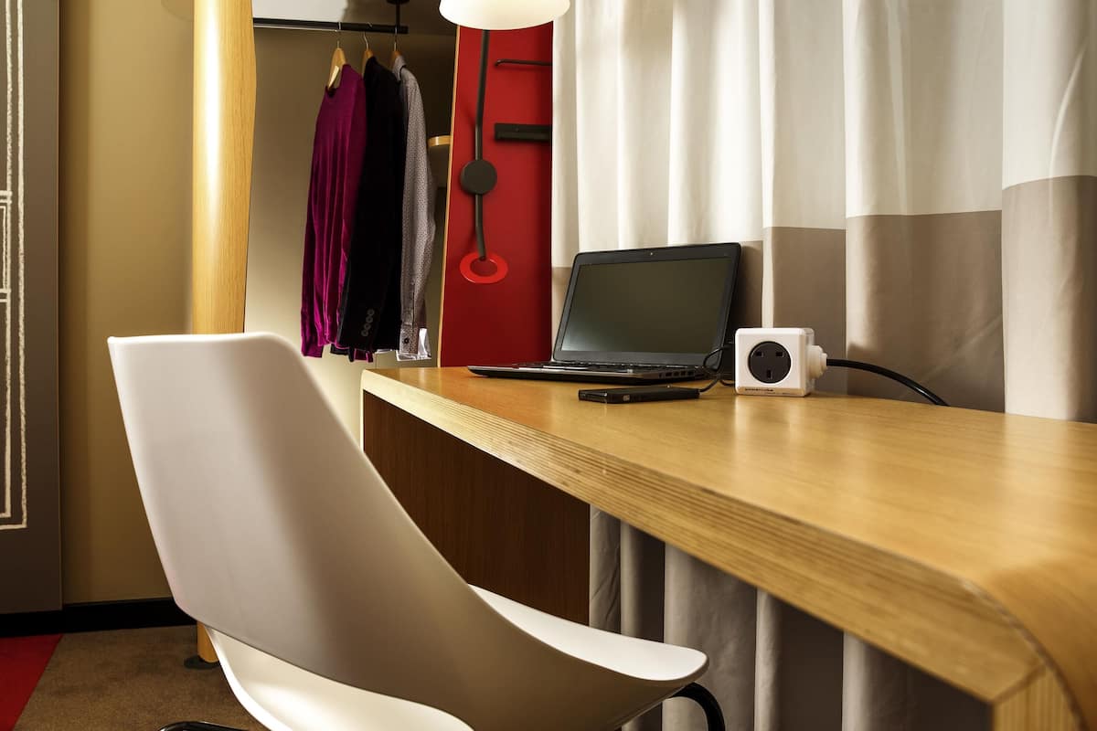 Safe på rommet, skrivebord, blendingsgardiner og wi-fi (inkludert)