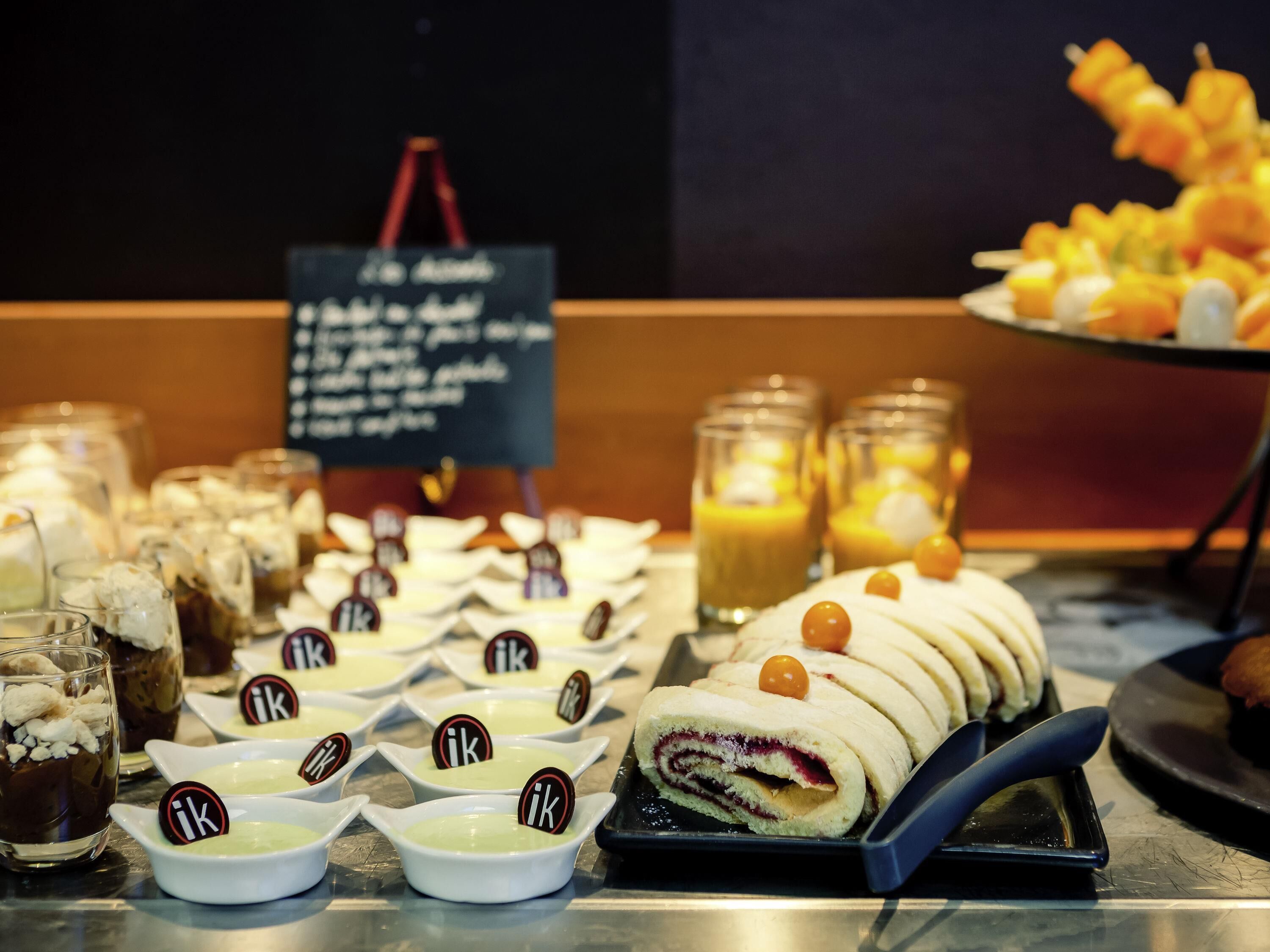 Ein Buffet mit verschiedenen Speisen und kleinen Schalen mit Etiketten.