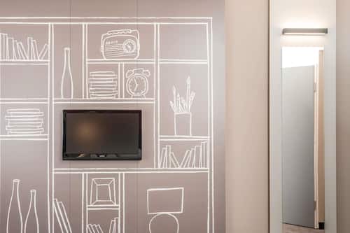 Een kluis op de kamer, een bureau, verduisterende gordijnen, gratis wifi