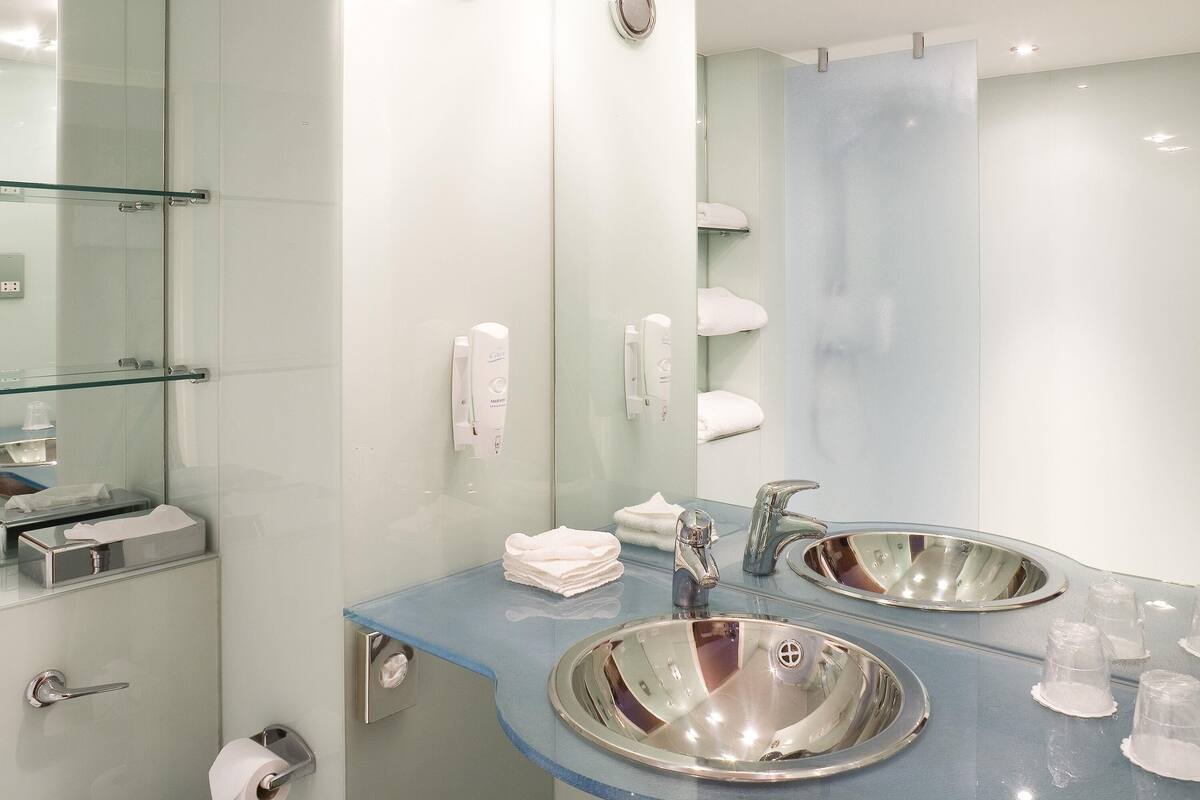 Caixa forta a l'habitació, escriptori, cortines opaques i wifi gratuïta