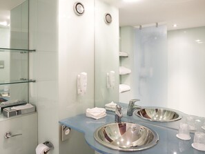 Een kluis op de kamer, een bureau, verduisterende gordijnen, gratis wifi