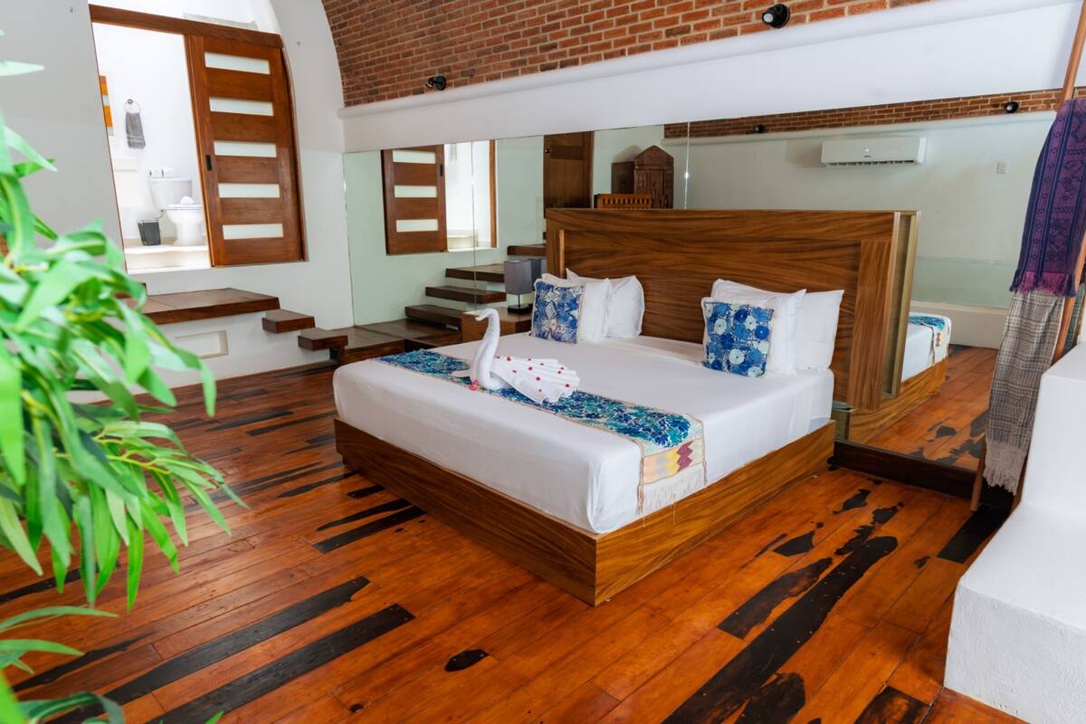 Suite junior, vistas al jardín | Ropa de cama de alta calidad, caja fuerte, cunas gratuitas