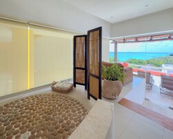 Presidential Room, 1 King Bed | Bathroom shower