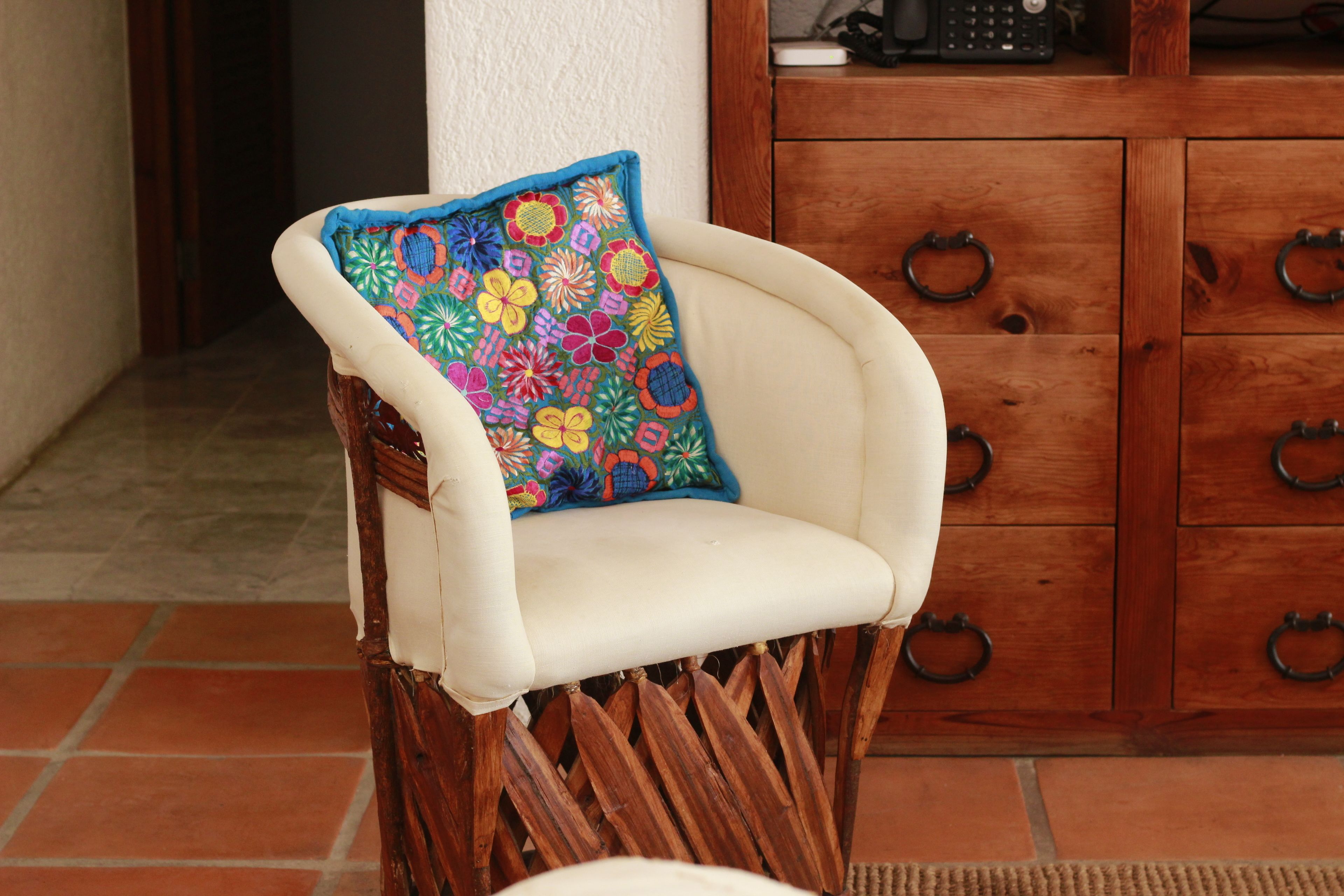 luxury suite, 1 king bed | living area