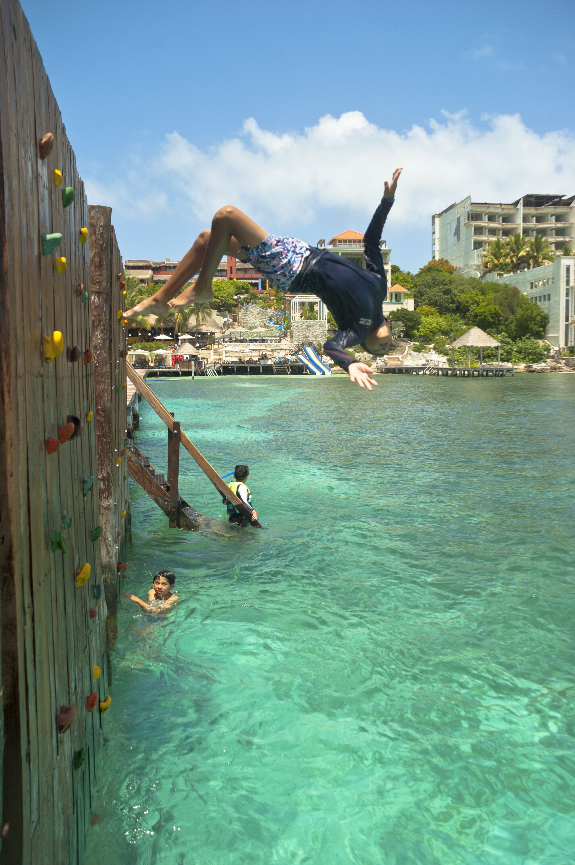 beach nearby, sun-loungers, beach umbrellas, beach towels